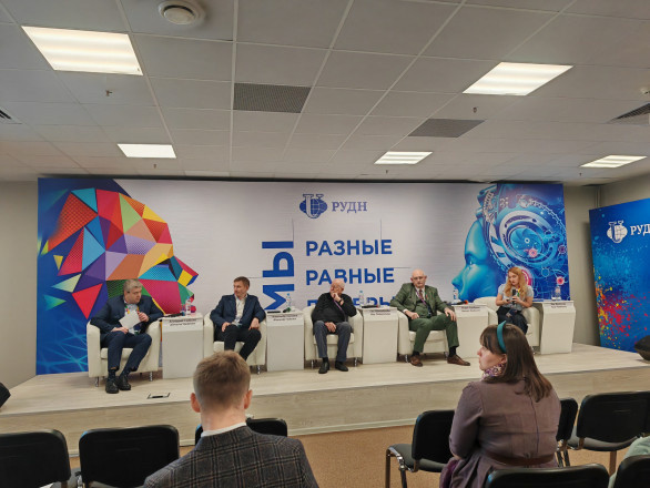 Yana Fedosova's speech at the discussion at the World Youth Festival. Photo: Anastasia Yamchuk