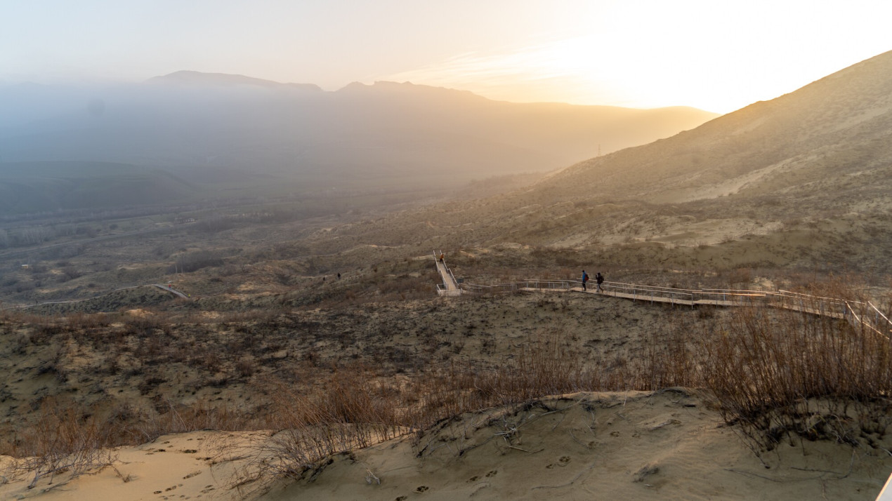 Туристическая тропа среди песков Сарыкума. Фото: Виктория Государева, участник конкурса РГО «Самая красивая страна»