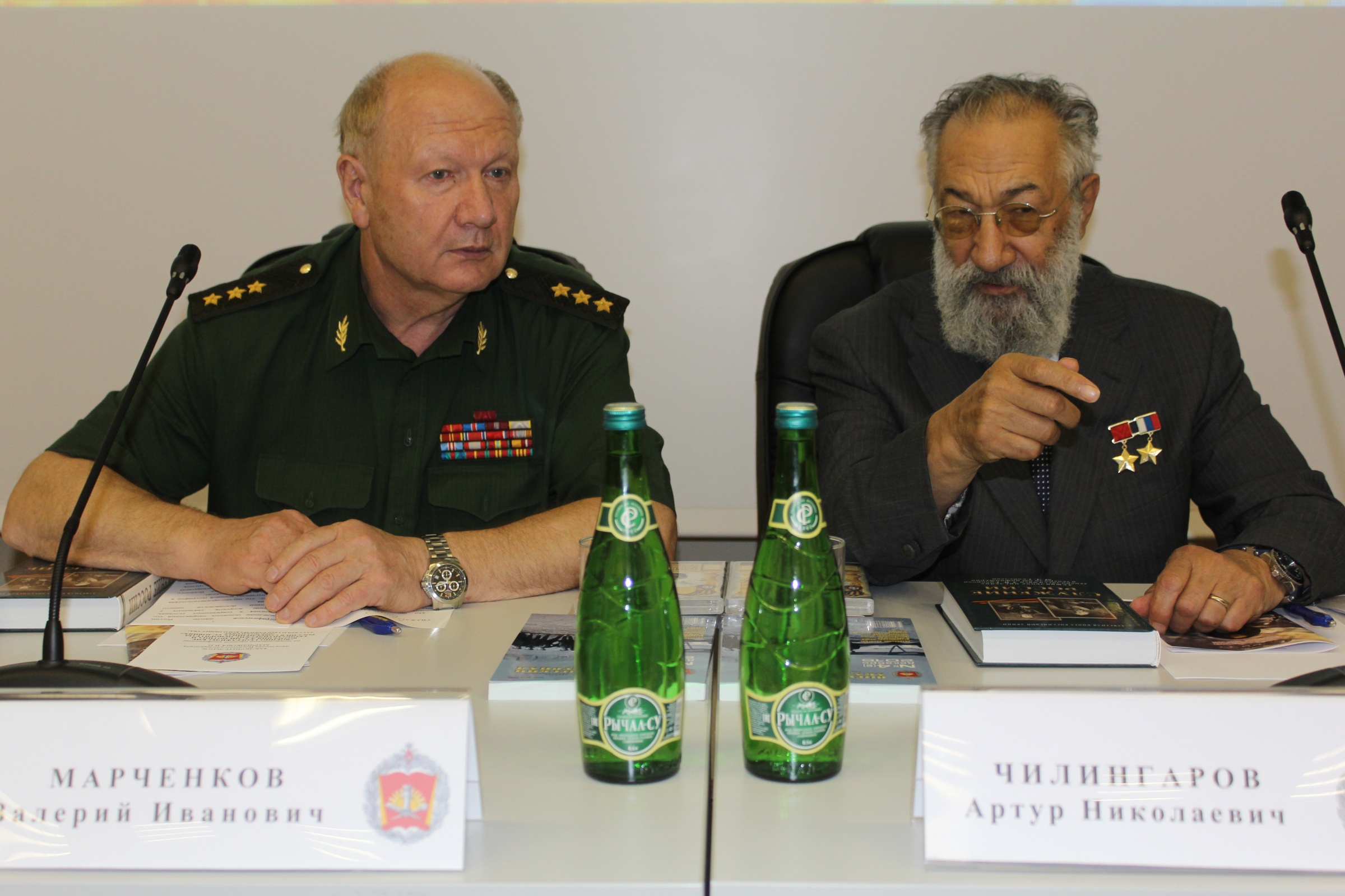 Начальник Военного университета МО РФ Валерий Марченков и Первый Вице-президент Русского географического общества Артур Чилингаров на конференции, посвященной научному наследию Д.А. Милютина. Фото: Наталия Собченко, Военный университет МО РФ