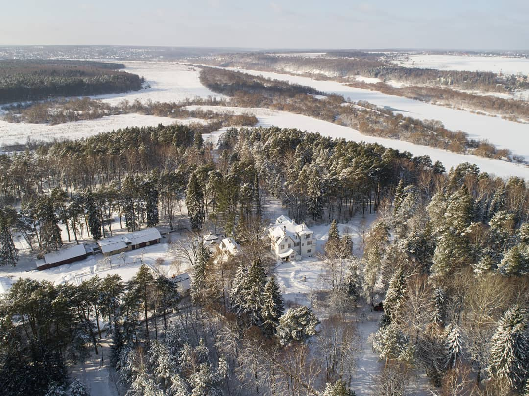 Зимой здесь тоже очень красиво! Вид на заснеженный заповедник и усадьбу Поленова. Фото: instagram.com/polenovomuseum