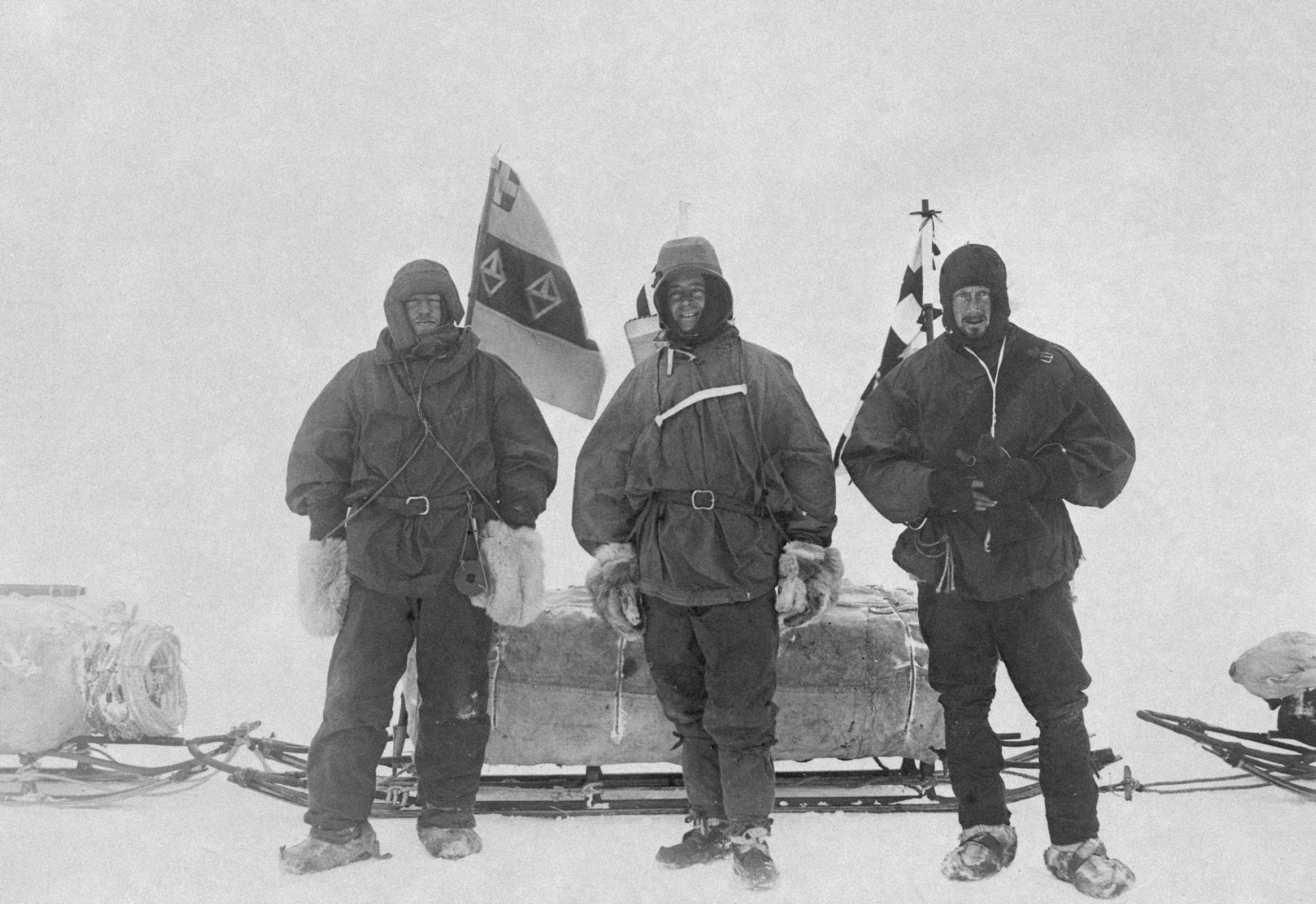 Участники санной экспедиции на старте 2 ноября 1902 года. Слева направо Шеклтон, Скотт, Уилсон. Фото: wikipedia.org / National Library of New Zealand