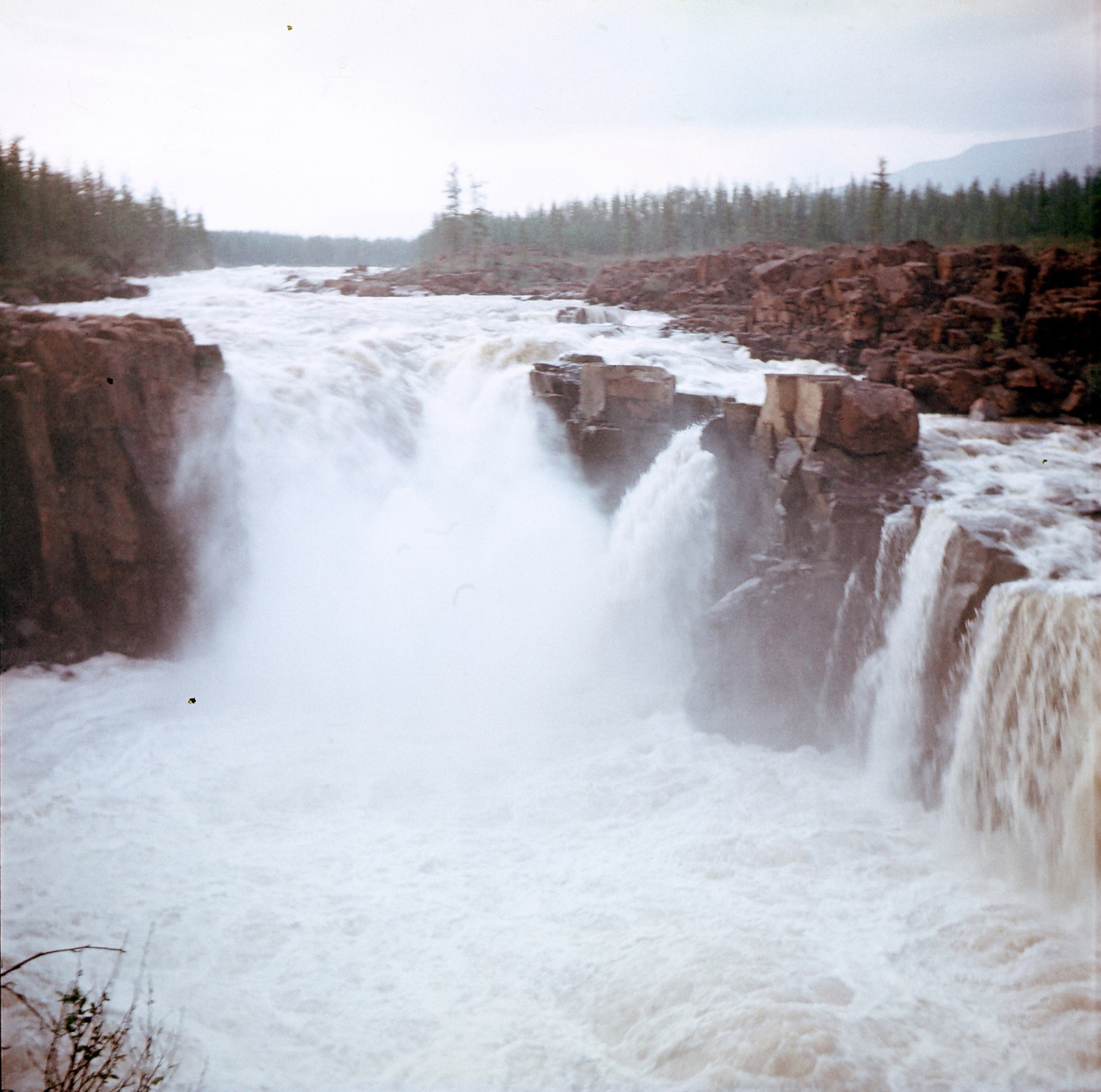 Большой Иркиндинский водопад. Большой Иркиндинский водопад (Китабо-орон). Самый большой водопад в России. Водопады в России самые большие красивые.