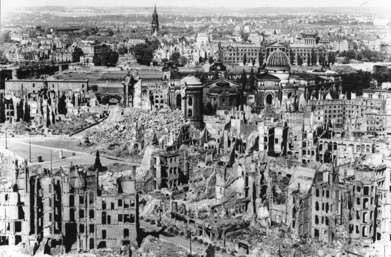 Дрезден после англо-американских бомбардировок. Фото: wikipedia.org