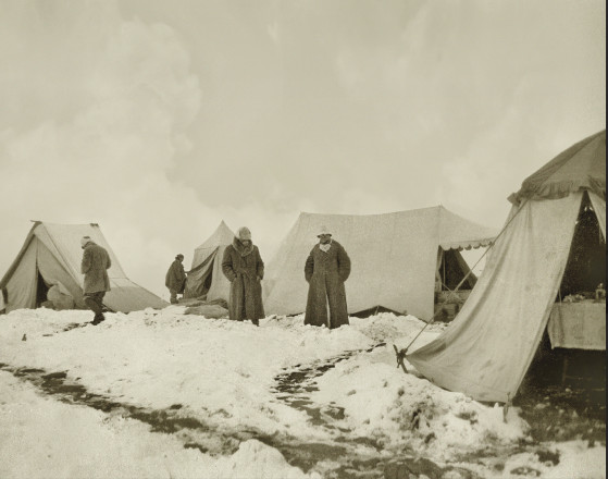 Архивное экспедиционное фото лагеря во время вынужденного стояния экспедиции на плато Чантанг, 1927 год . Фото предоставлено Государственным музеем Востока