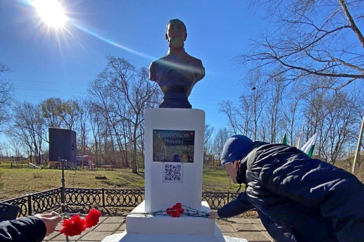 Бюст Михаила Венюкова в селе его имени. Фото: Максим Клиценко