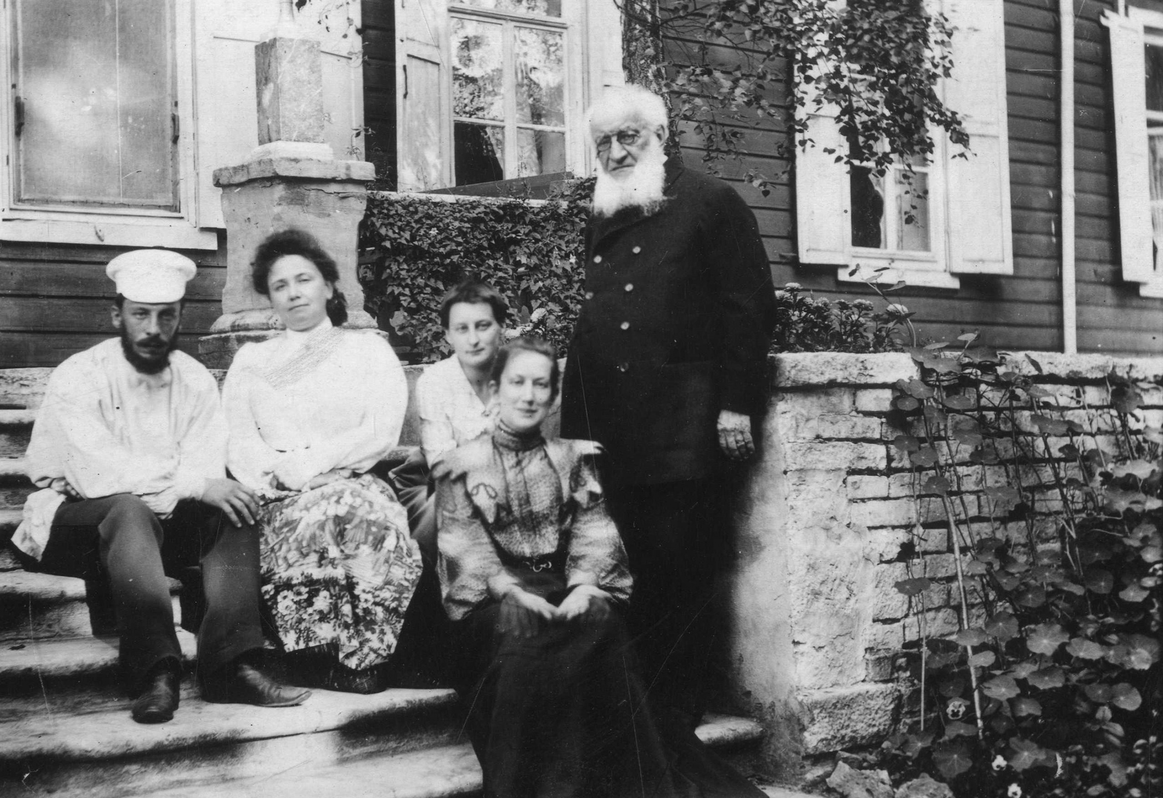 Пётр Семёнов-Тян-Шанский с семьёй. Фото: Научный архив РГО