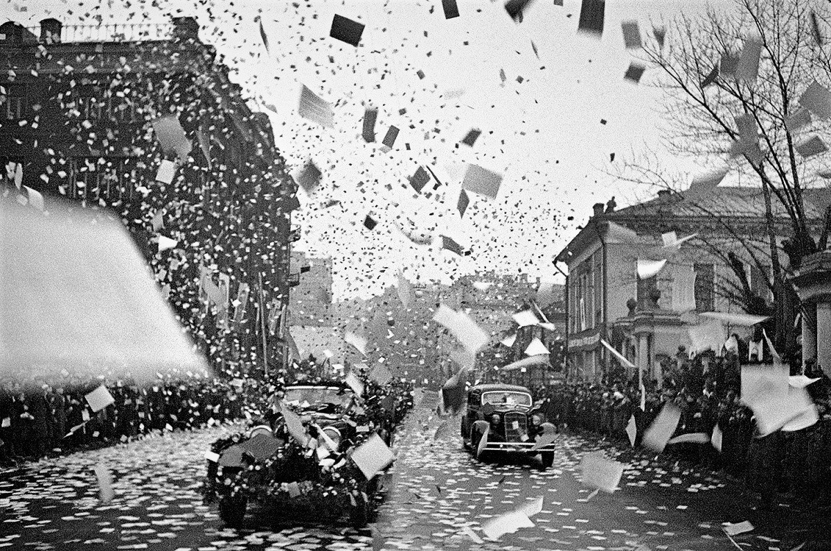 Москвичи встречают участников экспедиции Северный полюс-1. Фото: wikipedia.org/РИА Новости/Павел Трошкин