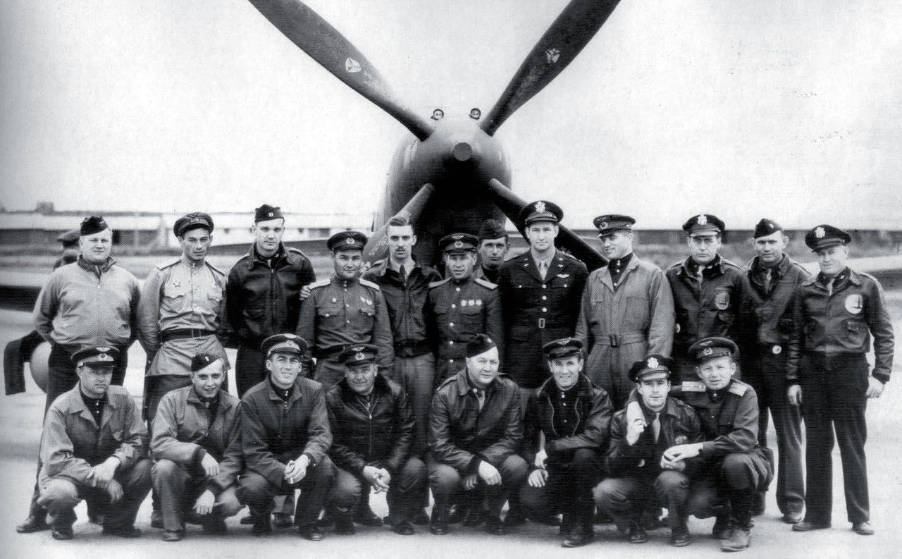 Советские и американские военные лётчики в начальной точке Алсиба. Архивное фото