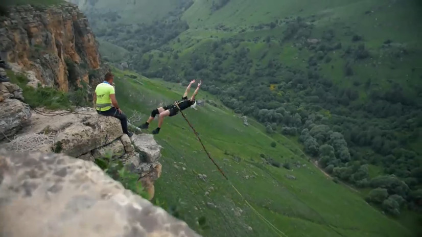 Экстремальный роуп-джампинг. Кадр из фильма «Привет, пап!»