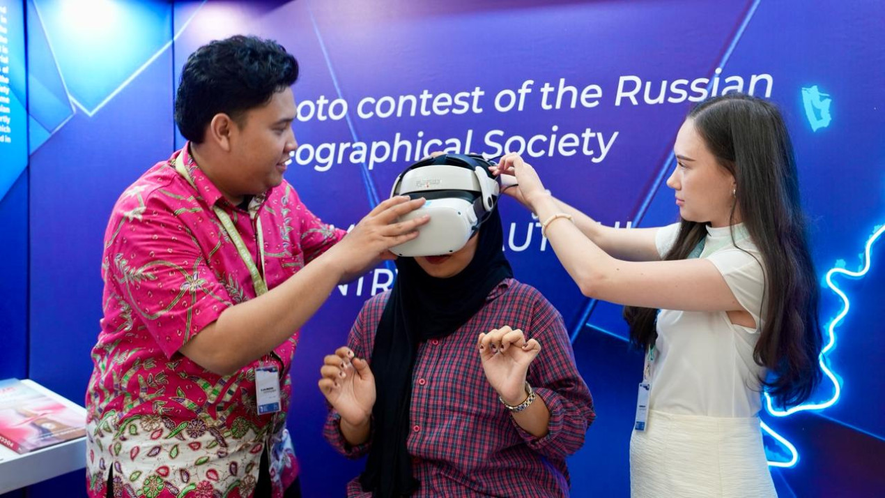 Visitors to the stand of the Russian Geographical Society. Photo: press service of the ANO Center for Creative Industries “New City”