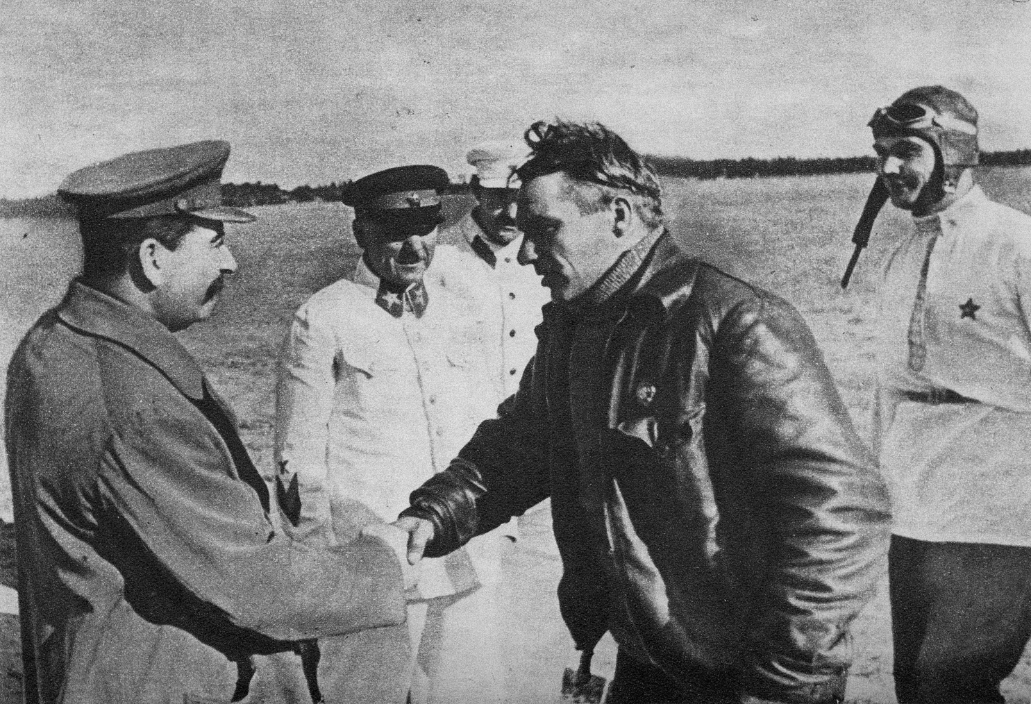 Встреча Чкалова, Байдукова и Белякова на Щёлковском аэродроме 10 августа 1936 года. Фото: wikipedia.org / Газета 