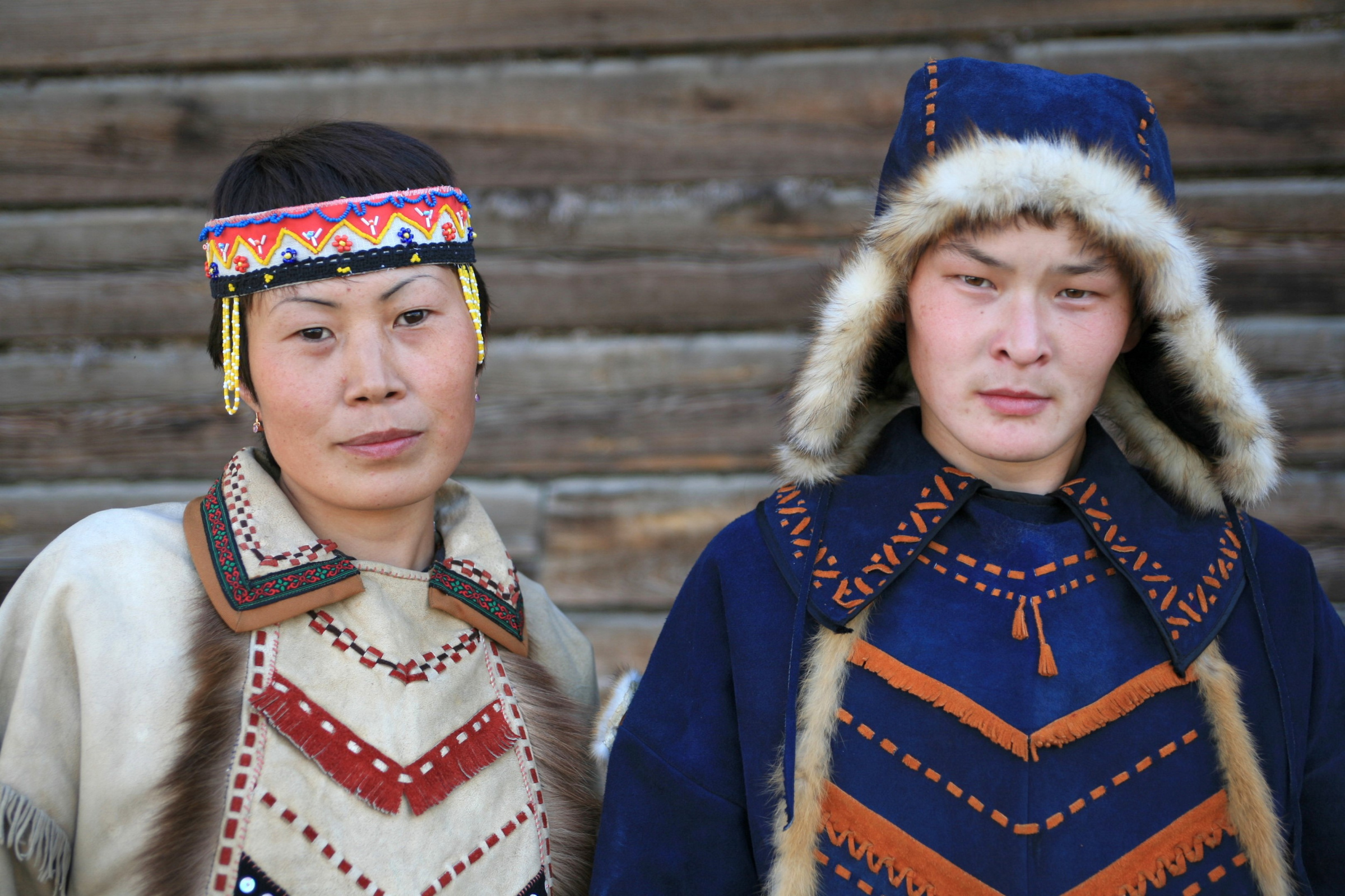 Девушка и юноша эвенки в национальных костюмах из села Алла. Фото: Владимир Горбатовский