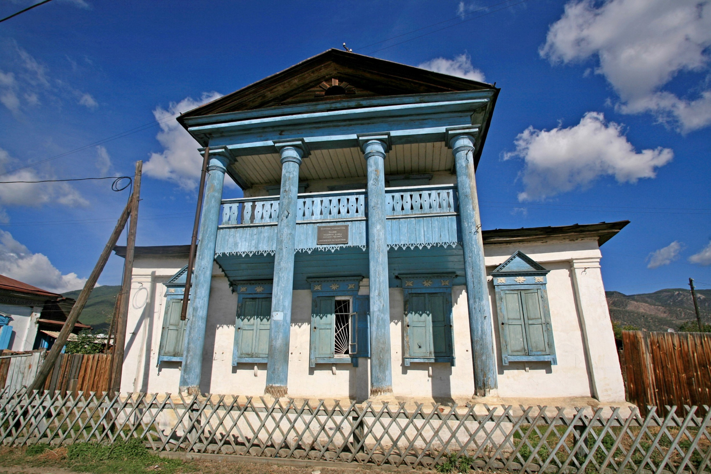 Здание уездного банка в Баргузине, середина XIX века. Фото: Владимир Горбатовский