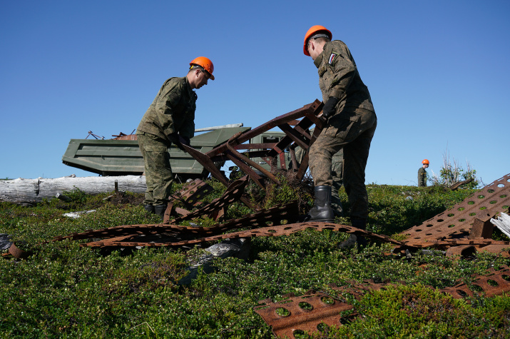 Военнослужащие экологического взвода Минобороны проводят работы по сбору техногенного мусора. Фото: пресс-служба РГО / Анна Юргенсон