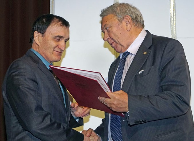 Президент Российской академии наук Владимир Евгеньевич Фортов вручает Александру Александровичу заслуженную награду