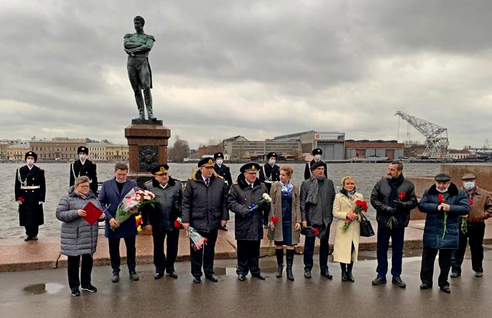 Церемония возложения цветов к памятнику И.Ф. Крузенштерну. Фото предоставлено организаторами мероприятия