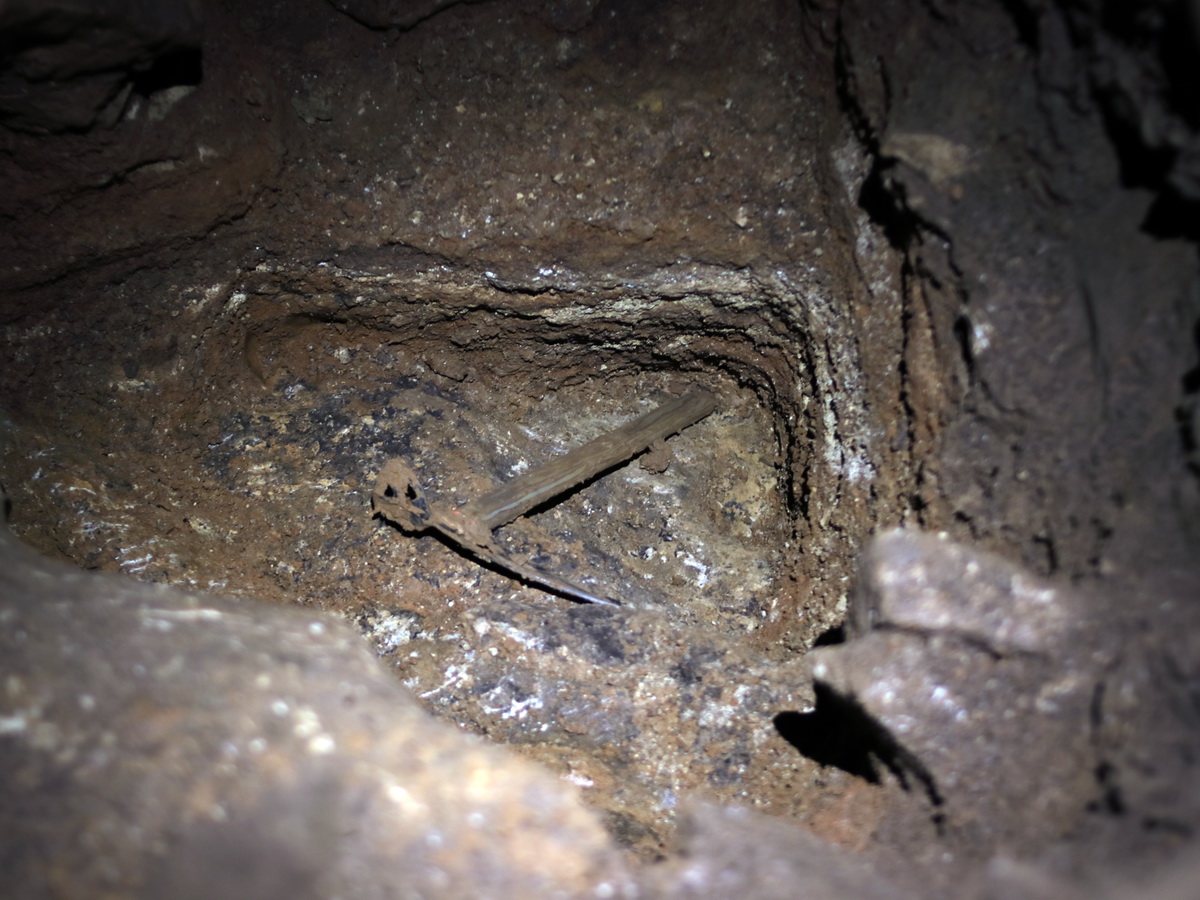Инструмент в шурфе пещеры Сухая. Фото предоставлено нацпарком 