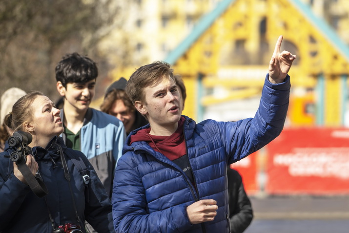 Иван Добромыслов показывает участникам мастер-класса, каких птиц можно фотографировать в парке Горького. Фото: Владимир Нескоромный / пресс-служба РГО