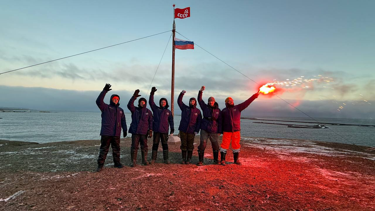 Специалисты сохранили исторический деревянный столб, при этом заменив поворотный механизм флагштока. Фото: Леонид Круглов 