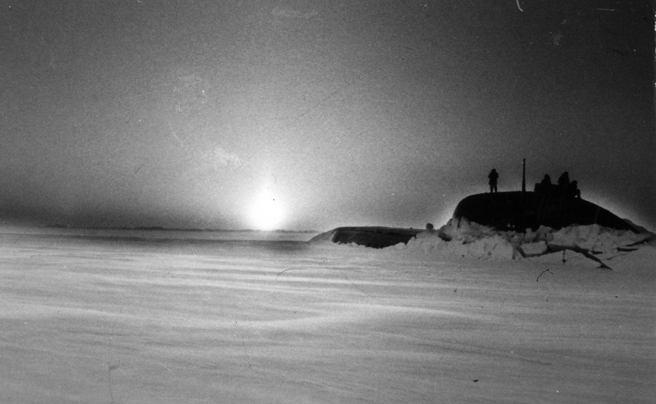 Советская атомная подводная лодка всплывает в районе Северного полюса. Фото: архив Гидрографической службы Северного флота