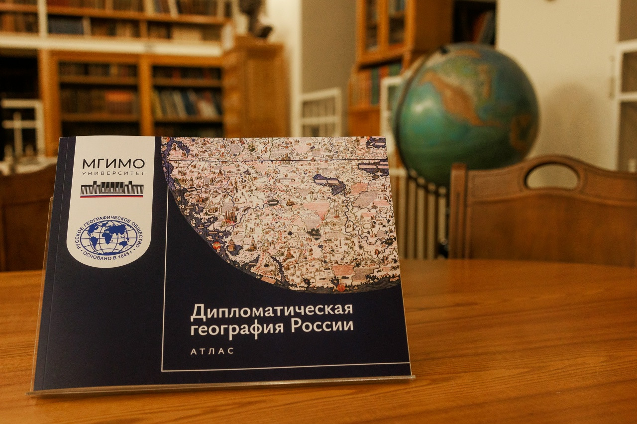 В зале Научной библиотеки РГО. Фото: Ольга Семенова