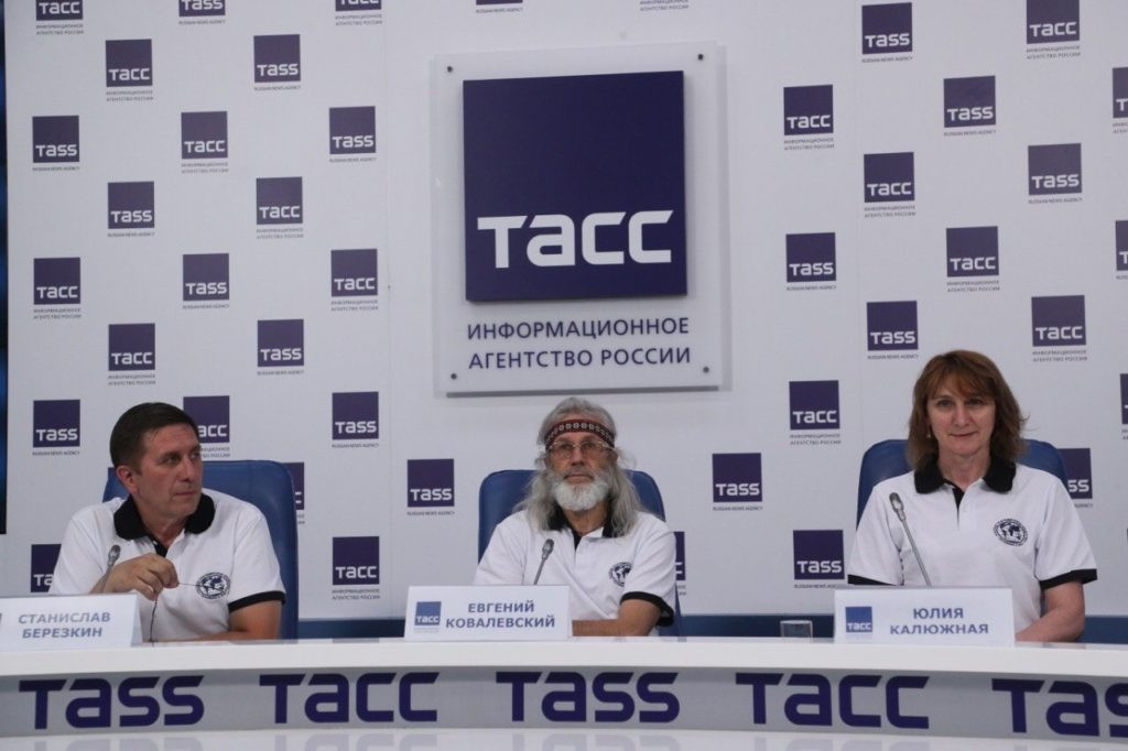 Станислав Березкин, Евгений Ковалевский и Юлия Калюжная на пресс-конференции в ТАСС перед стартом кругосветки. Фото: сайт проекта.