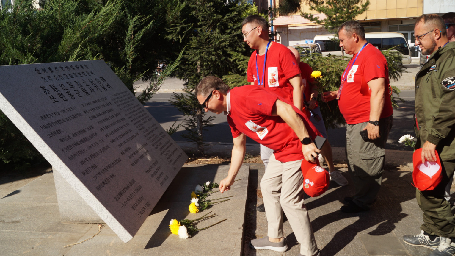 Honoring the memory of the defenders of freedom and independence is one of the key tasks of the expedition. Photo: Olga Kuskova 