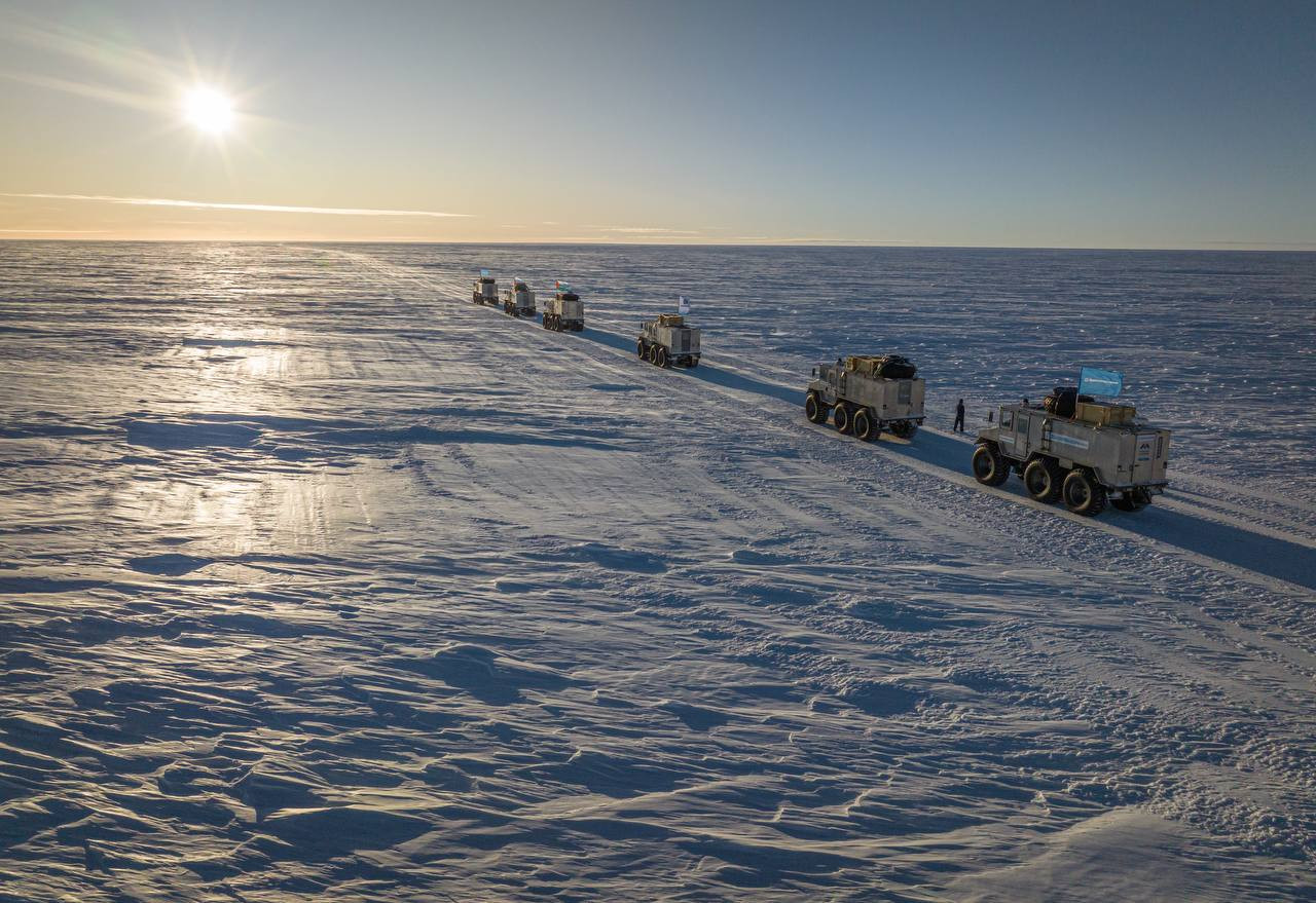 Санно-гусеничный караван в Антарктиде. Фото: ААНИИ