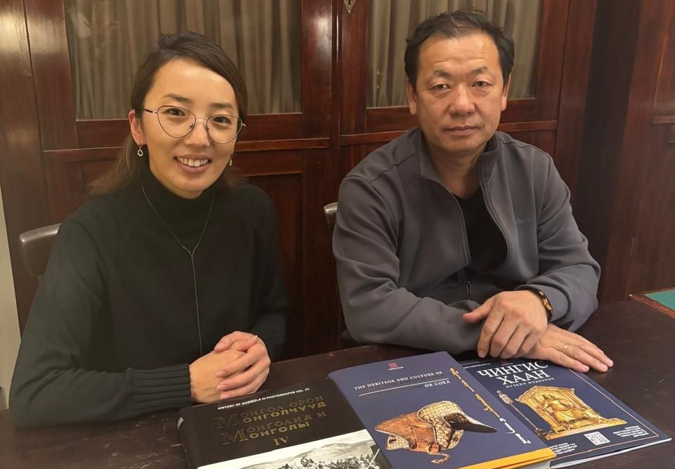Agvaantseren Mandirmaa, an employee at the Chinggis Khaan National Museum, and Professor Lkhagvasuren Erdenebold at the Scientific Archive of the RGS. Photo: Olga Semenova, RGS press service