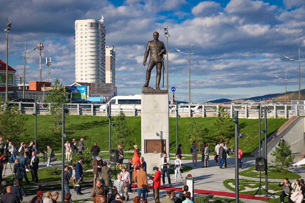 Памятники владивостока фото Во Владивостоке открыли памятник Владимиру Арсеньеву - Новости РГО