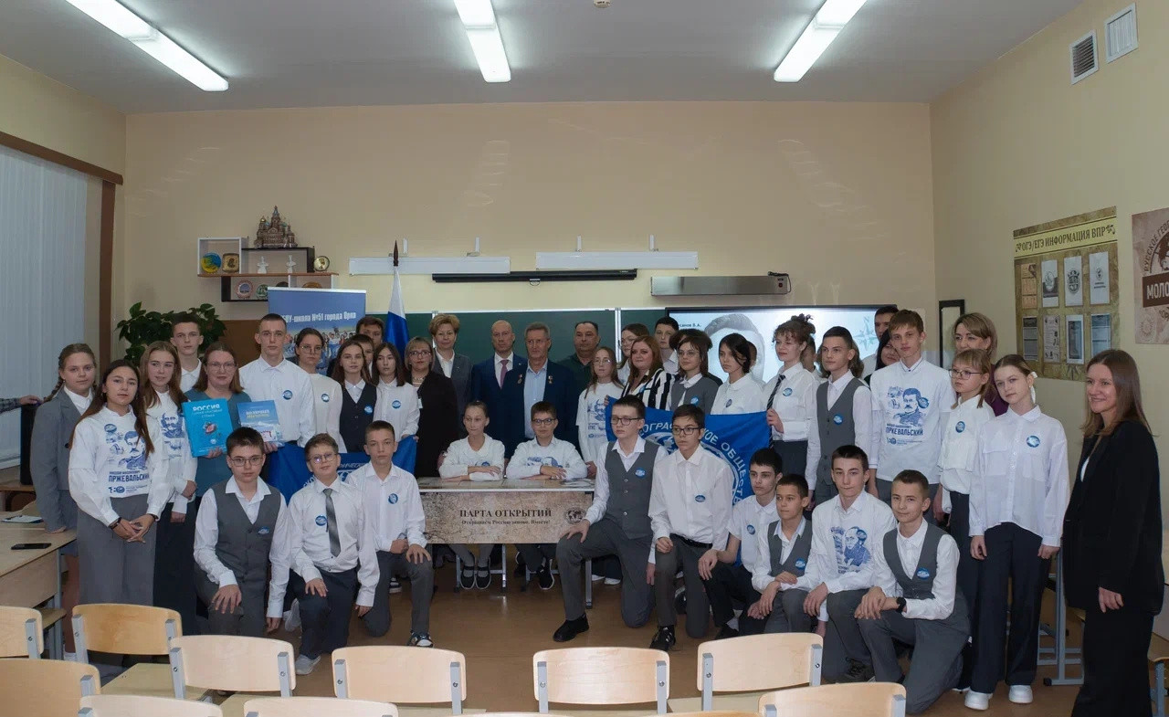 Участники церемонии открытия парты Русского географического общества. Фото: Ангелина Зинченко / Орловское областное отделение РГО