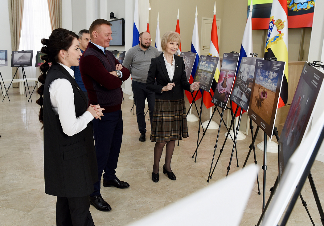 Губернатор Курской области Роман Старовой на фотовыставке