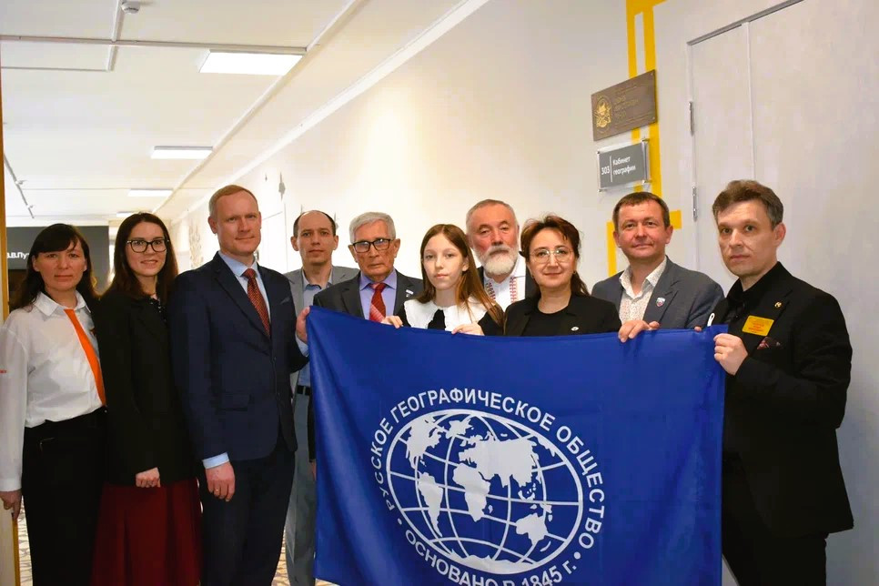 Церемония открытия памятной таблички РГО в честь Ивана Дубанова. Фото: пресс-служба школы №38 города Чебоксары