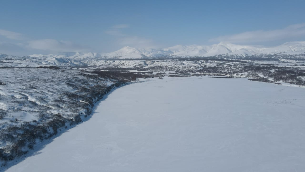 Лёд на Курильском озере. Фото: Лиана Варавская / Кроноцкий заповедник