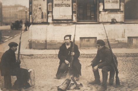 Патруль красногвардейцев на улице Петрограда греется у костра. Октябрь 1917 года. Из фондов ЦГАЛИ СПб