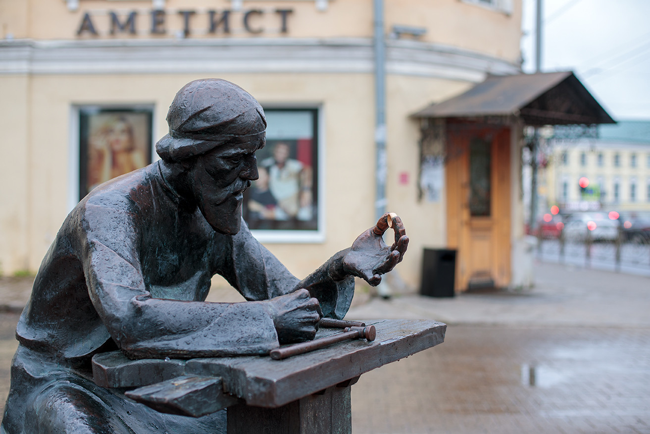 Скульптура ювелира-кустаря у входа в Ювелирный музей Костромы. Фото предоставлено сотрудниками музея