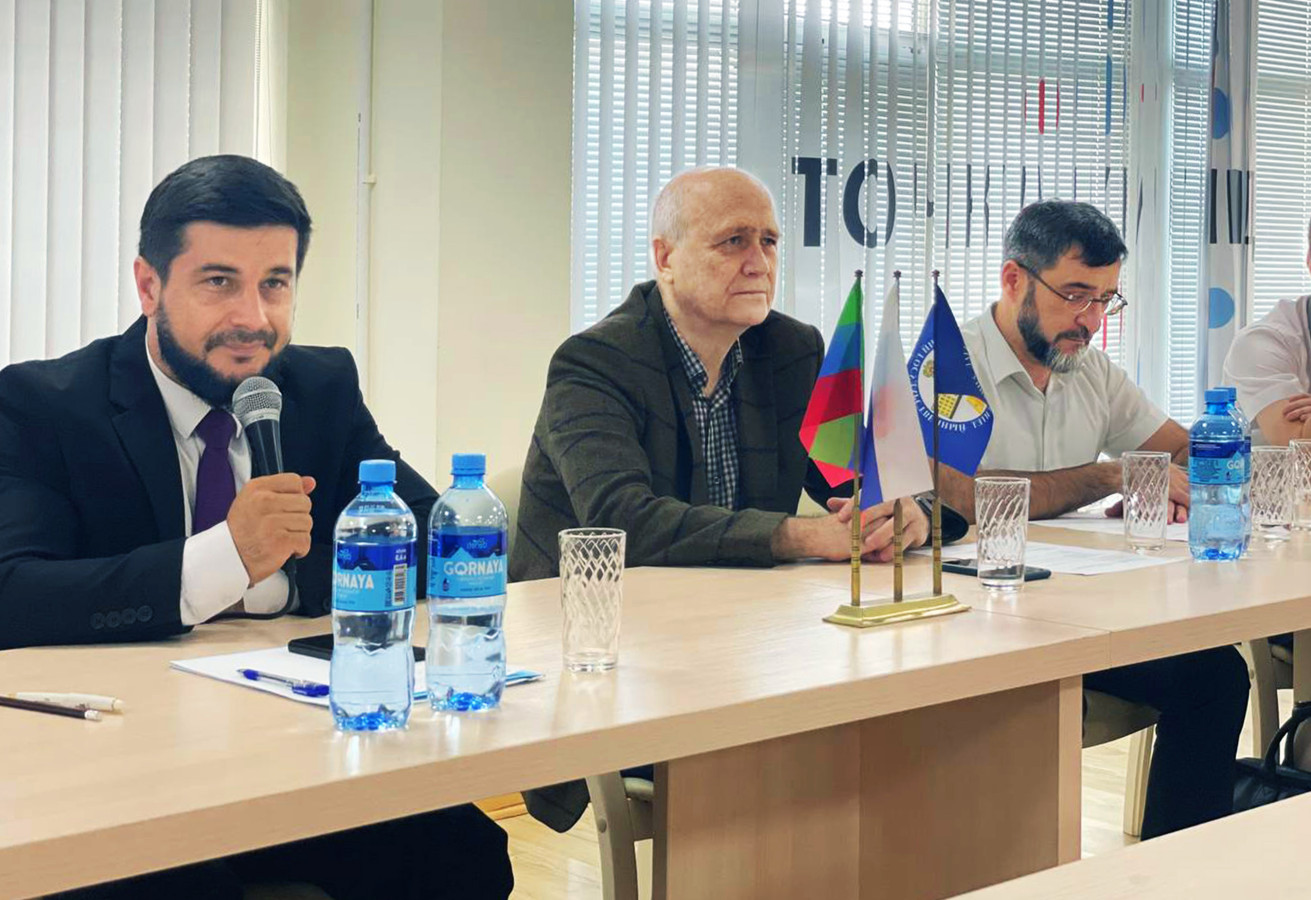 Президиум круглого стола. Слева направо: советник главы РД Шамиль Алиев, председатель ДРО РГО Эльдар Эльдаров, ректор ЦПК 