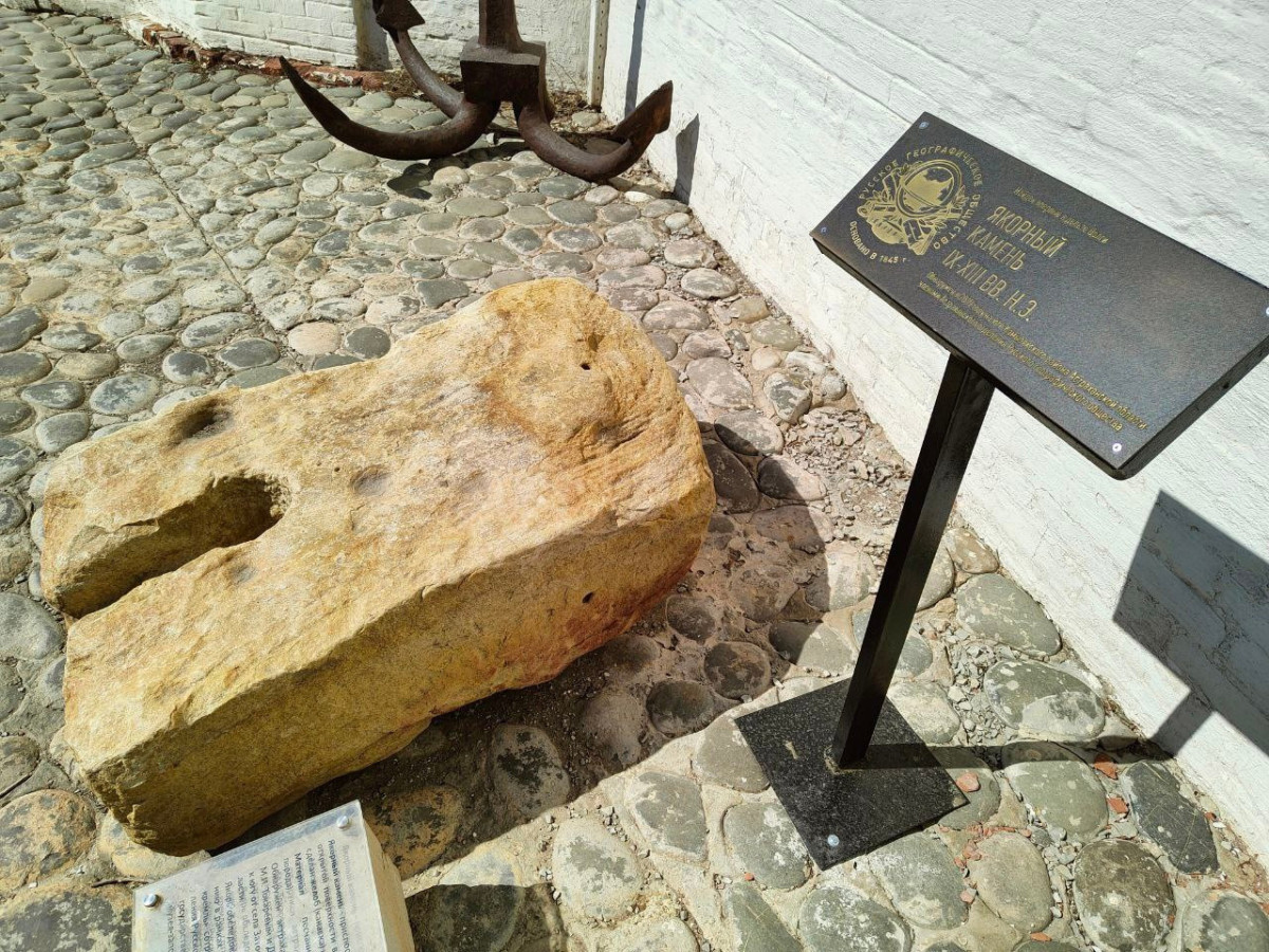 Якорный камень, который обнаружили в дельте Волги. Фото: Астраханское областное отделение РГО