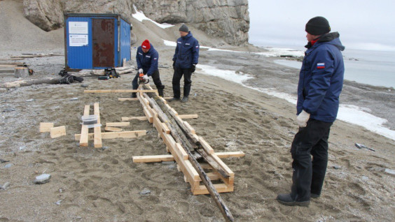 Сотрудники "Русской Арктики" вывезли с Больших Оранских островов старинное поморское судно