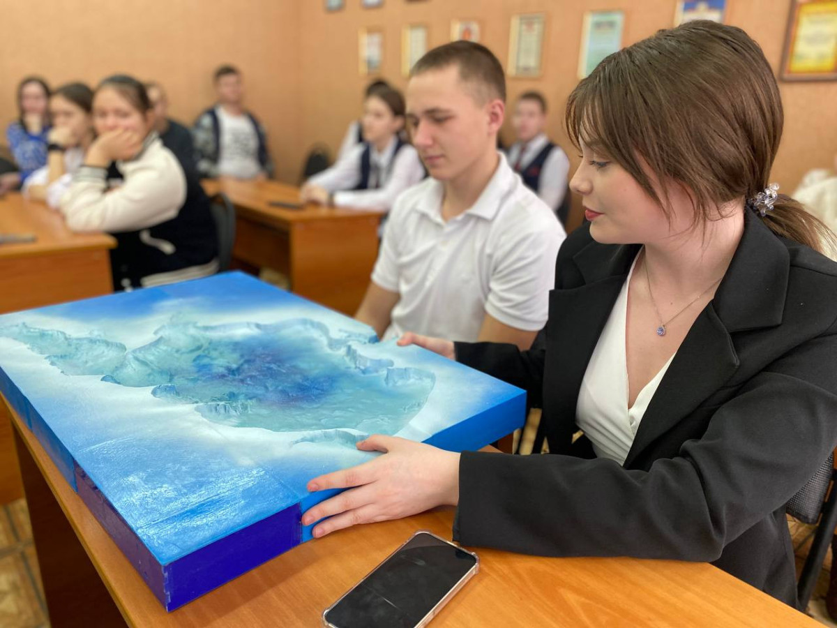 Школьники знакомятся с 3D-моделью Азовского моря. Фото предоставлено лицеем №2 г. Макеевки