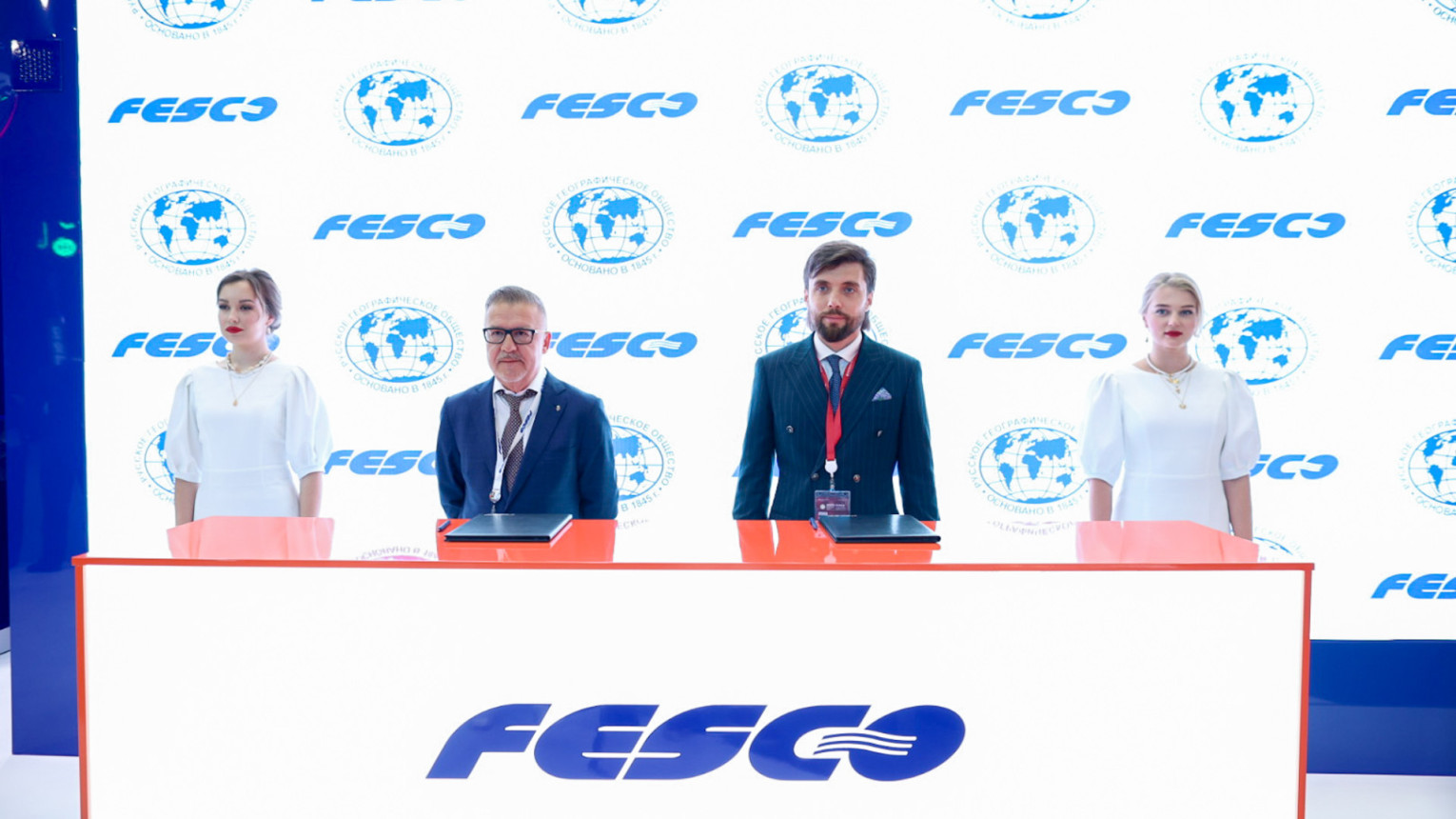 Церемония подписания соглашения между РГО и FESCO. Фото: пресс-служба Fesco 