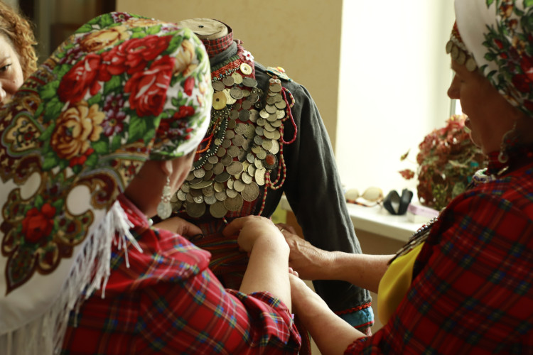 Нарядное Поволжье: что может рассказать о статусе человека народный костюм