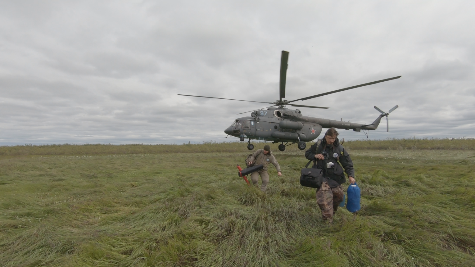 Высадка участников экспедиции с вертолёта. Фото: Елена Климанова