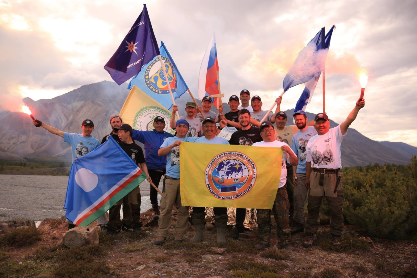 Участники экспедиции над Индигиркой. Фото предоставлено Россоюзспасом
