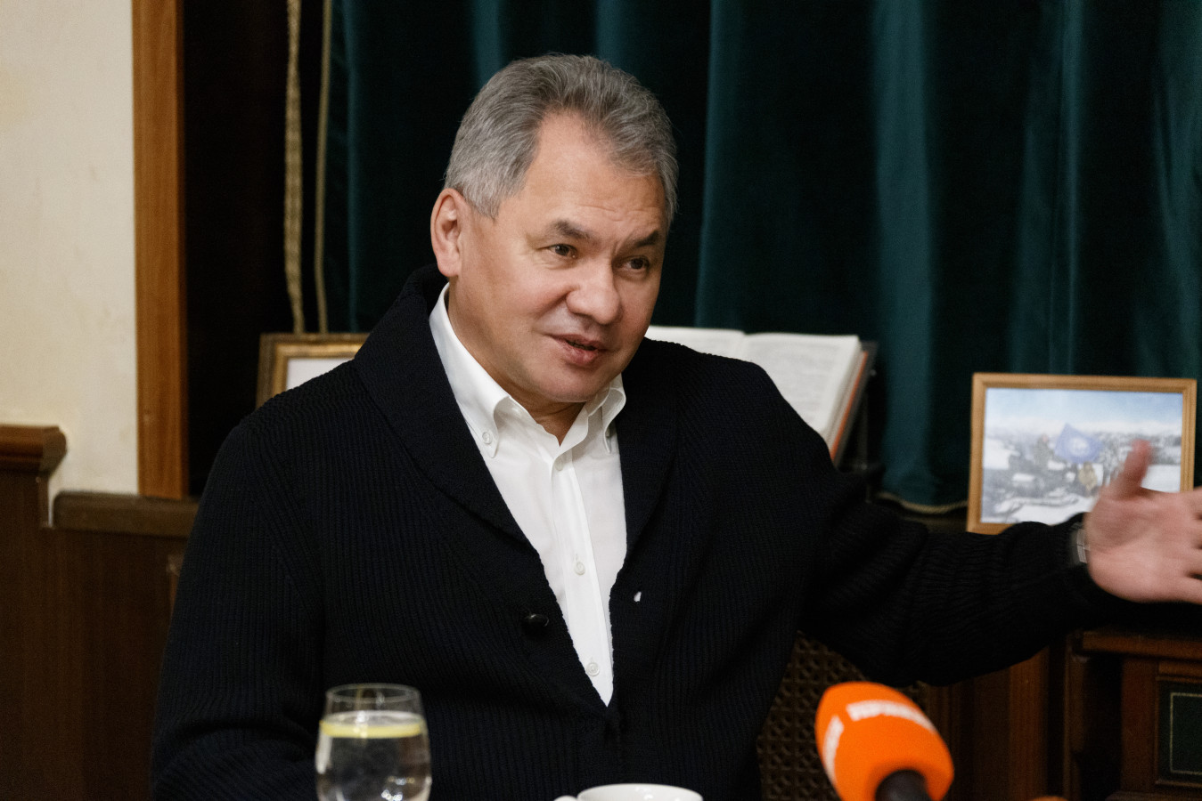 Сергей Шойгу во время интервью в московской Штаб-квартире РГО. Фото: пресс-служба Министерства обороны