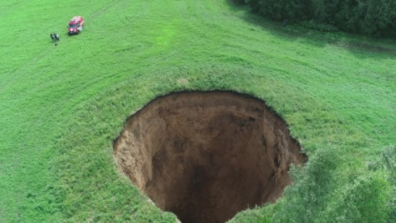 A Sinkhole 32 m in Diameter near Nizhny Novgorod