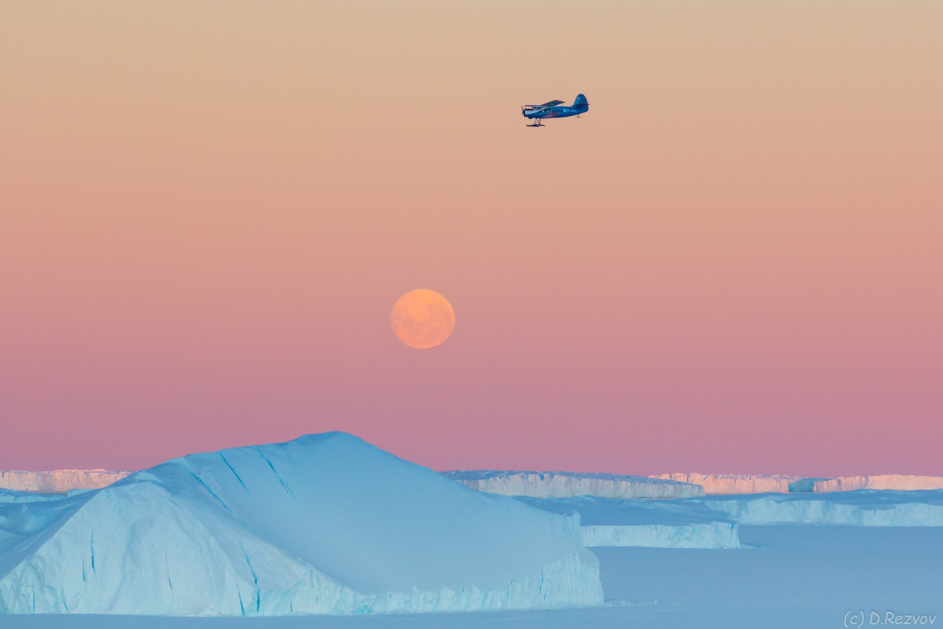 Ан-2 над Антарктидой. Фото: Дмитрий Резвов, участник конкурса РГО 