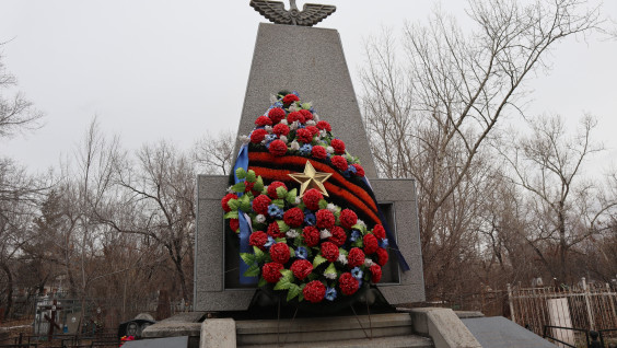 В Красноярске возложили цветы к братской могиле лётчиков-героев