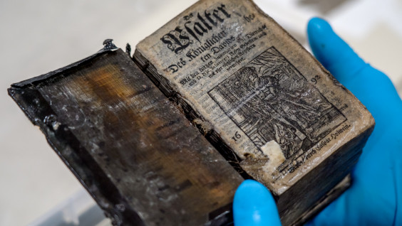 Специалисты ЦПИ РГО реставрируют уникальный Псалтырь XVII века