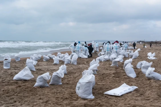 Там, где трудно: РГО помогает пострадавшему побережью Черного моря